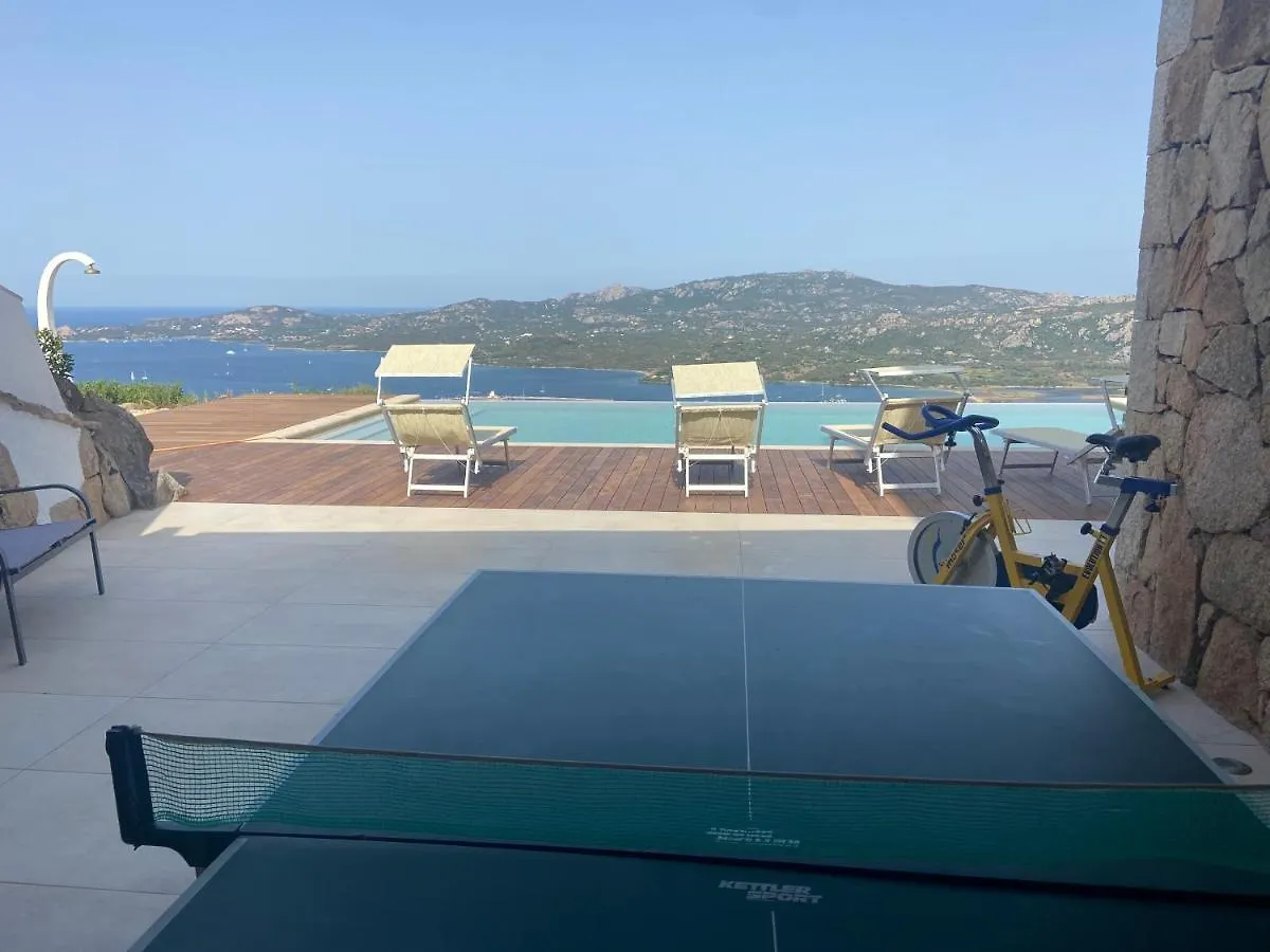 Villa Amaca con piscina a sfioro riscaldata e vista mozzafiato sulla Costa Cannigione 0*,  Italia
