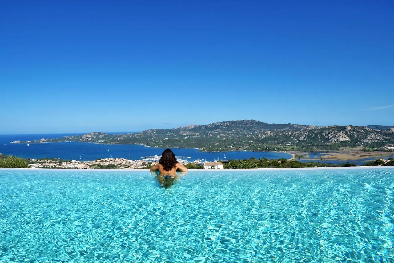 Villa Amaca con piscina a sfioro riscaldata e vista mozzafiato sulla Costa Cannigione