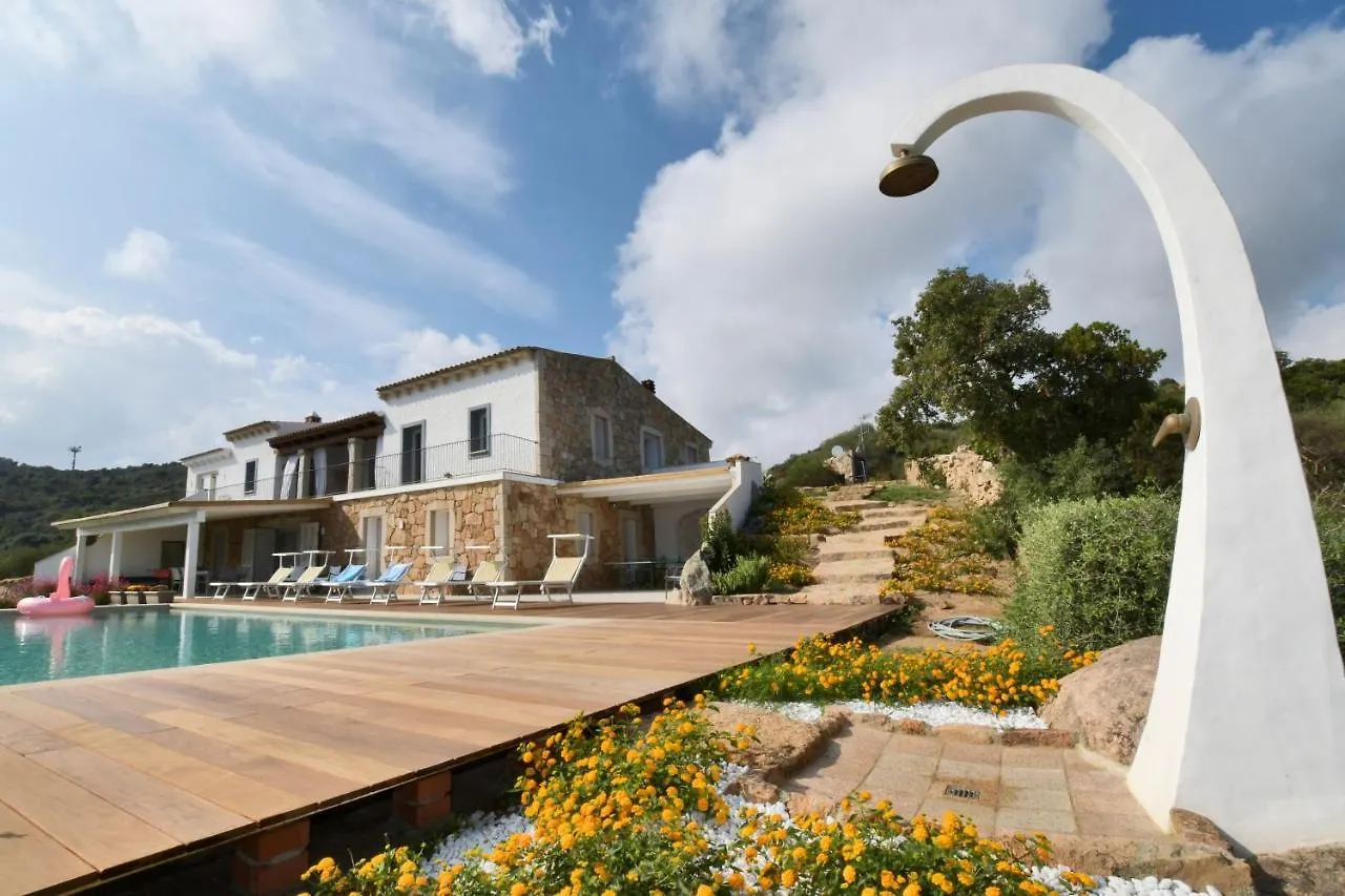 Villa Amaca con piscina a sfioro riscaldata e vista mozzafiato sulla Costa Cannigione Italia