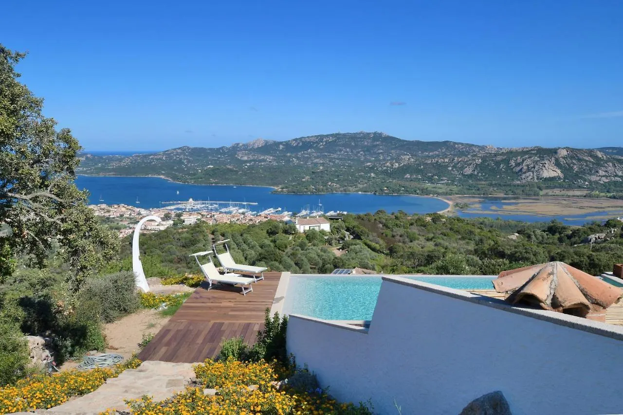 Villa Amaca con piscina a sfioro riscaldata e vista mozzafiato sulla Costa Cannigione