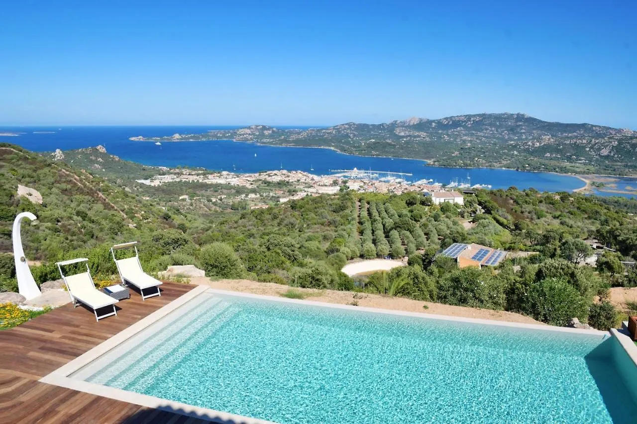 Villa Amaca con piscina a sfioro riscaldata e vista mozzafiato sulla Costa Cannigione 0*,  Italia